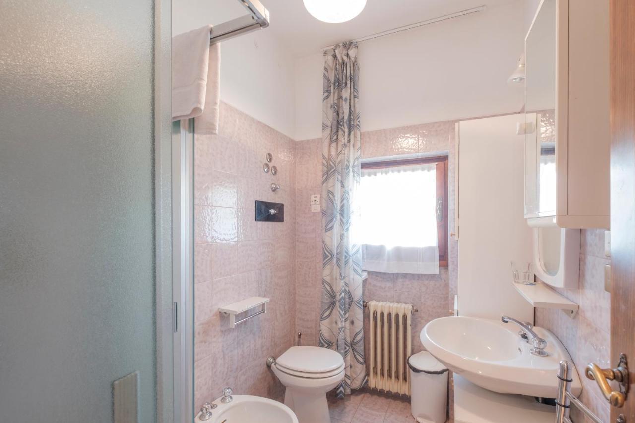 Villa Ida - 2 bedrooms apartment with private garden Sirmione Buitenkant foto