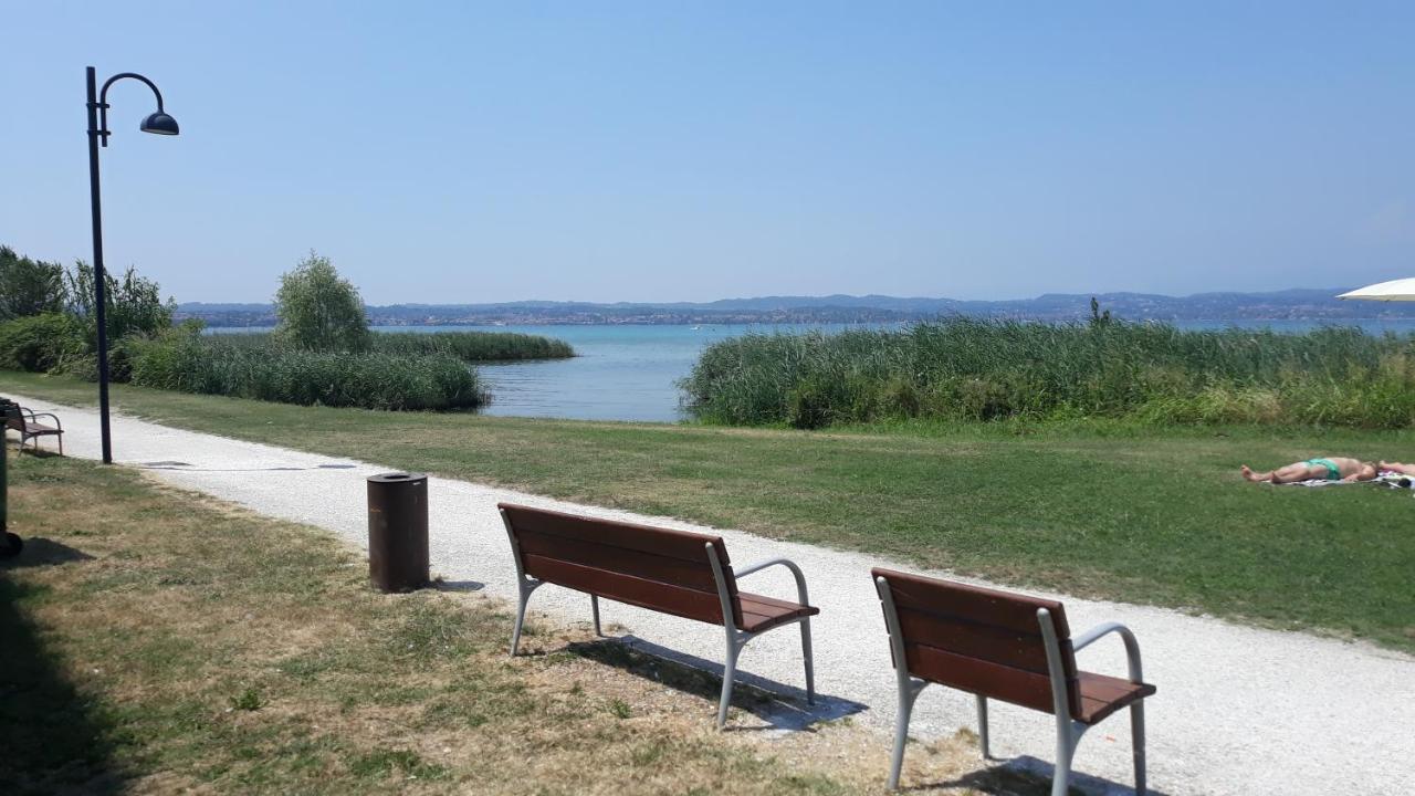 Villa Ida - 2 bedrooms apartment with private garden Sirmione Buitenkant foto