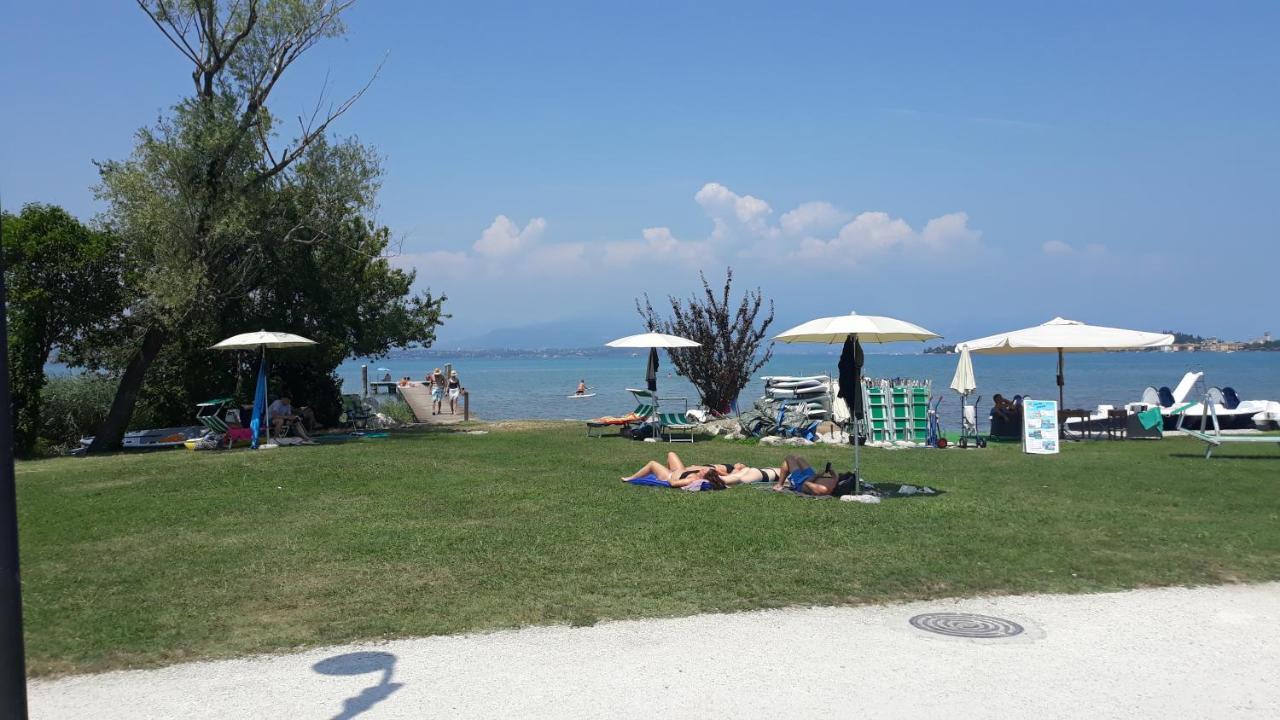 Villa Ida - 2 bedrooms apartment with private garden Sirmione Buitenkant foto